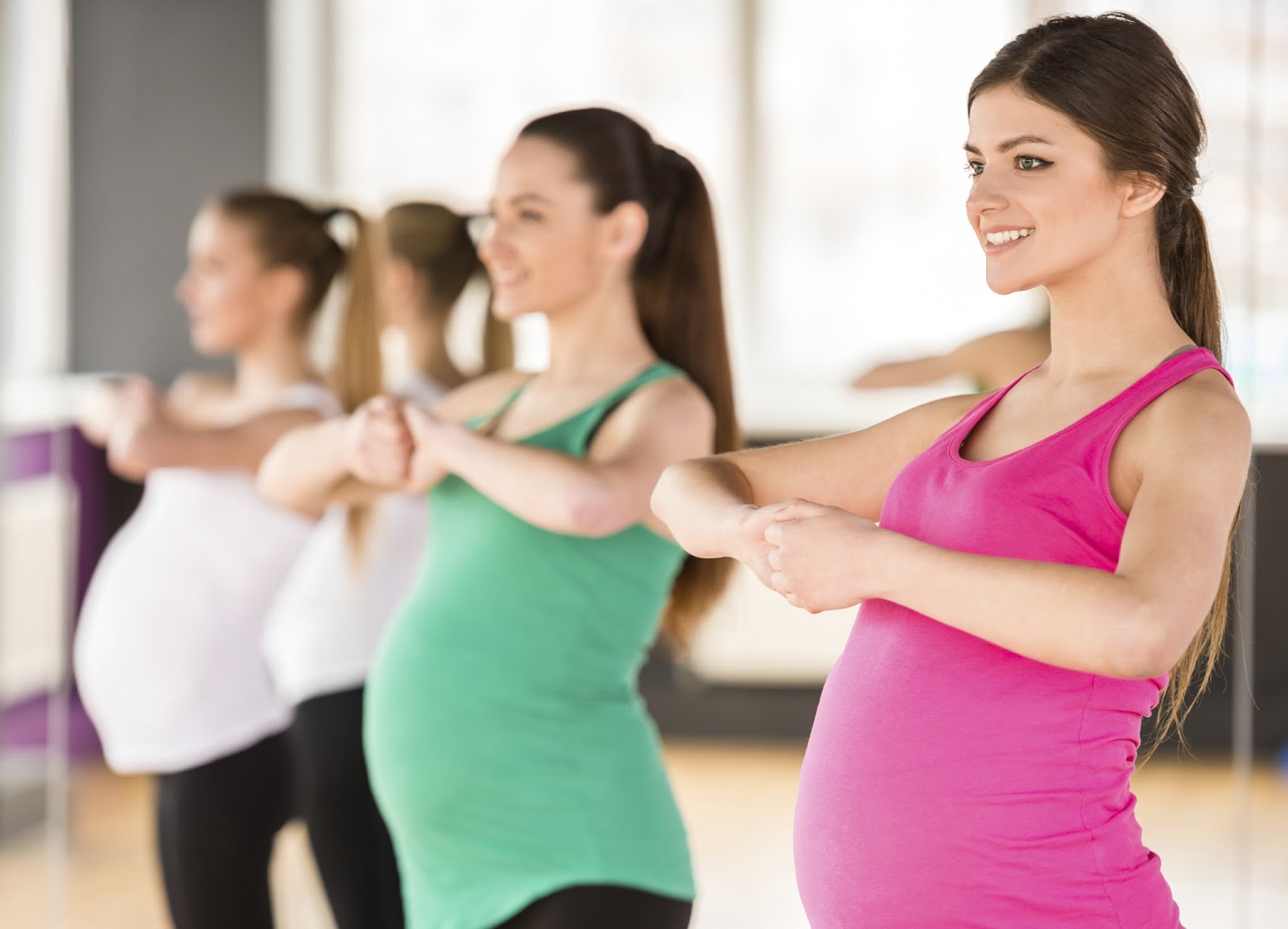Проект школа мам. Занятия для беременных. Фитнес для беременных. Групповые занятия для беременных.